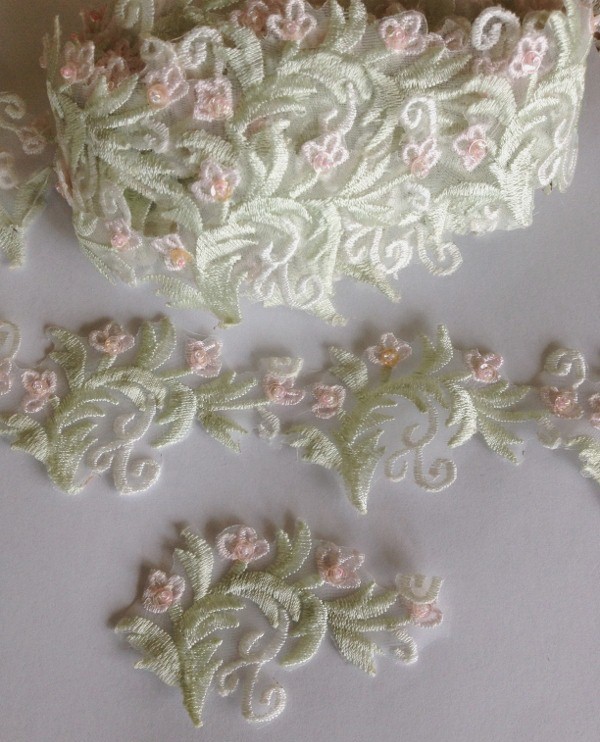 Whimsical Flower/Leaf Motif Soft Pink & Green - Click Image to Close